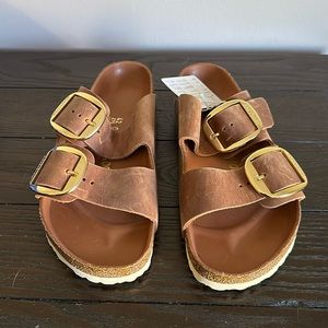 Brand new Arizona Big Buckle size 42 leather Birkenstocks in Cognac